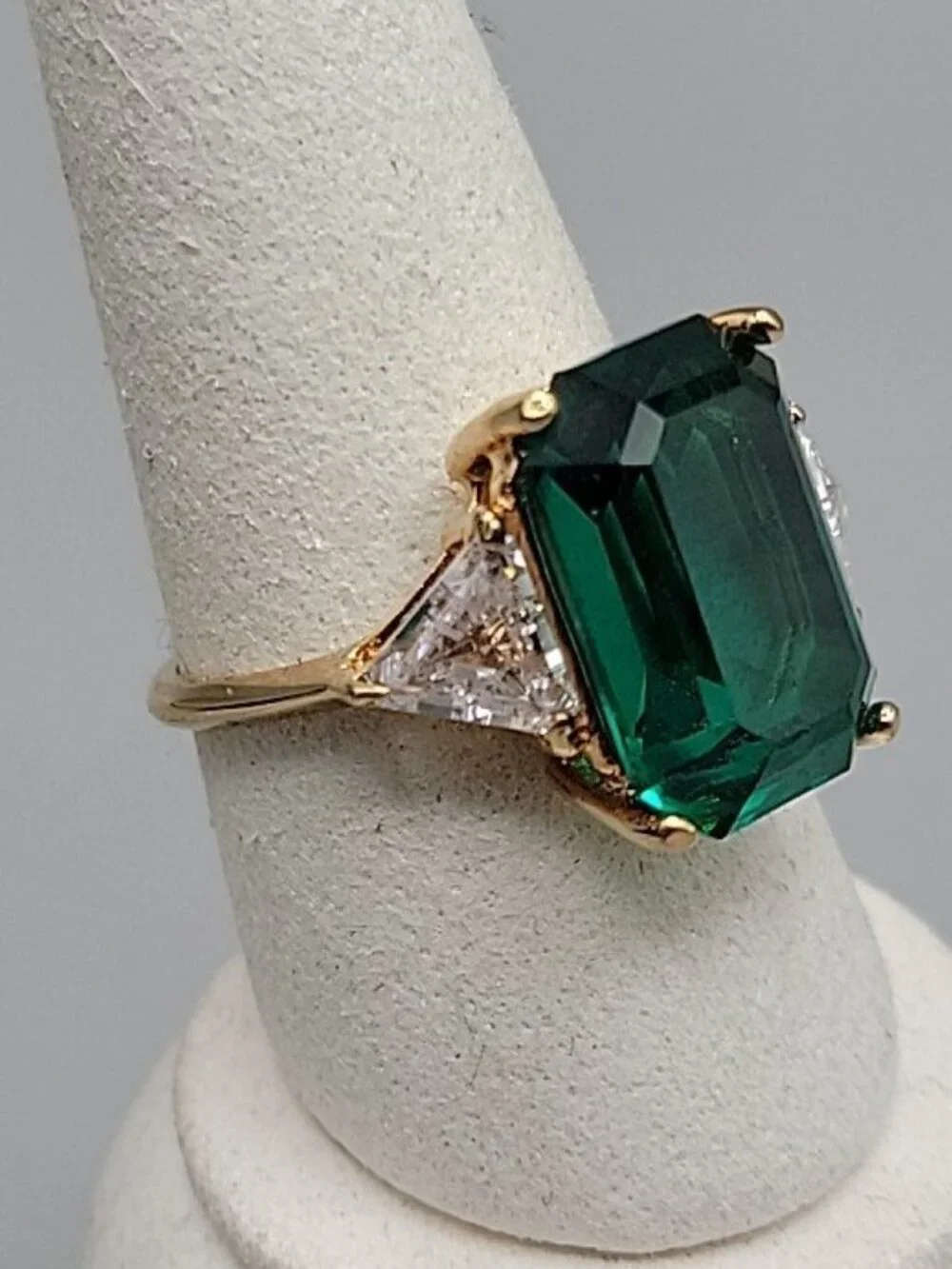 Art Deco 18K HGE Oversized Faux Emerald & Diamante Fashion Ring Gold Tone 8.5